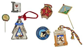 7db-os vegyes magyar és csehszlovák szocialista, főleg sport témájú zománcozott és műgyantás jelvény, kitűző "1848-1948 Centenárium" fémdobozban T:vegyes