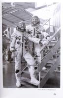 Elek László: Táguló határok. - - beszélgetései a 70-es, 80-as évek magyar űrkutatóival. A szerző ded...