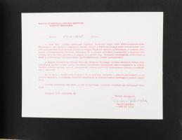 1979 KISZ Központi Bizottsága által a ,,Kun Béla" ifjúsági építőbrigád tagja részére adományozott emlékalbum, 15 db beragasztott fotóval, harántalakú, zsinórfűzéses albumban, 26x36 cm