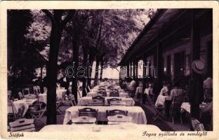 1936 Siófok, Fogas szálloda és vendéglő, étterem kerthelyisége pincérekkel és vendégekkel (EK)