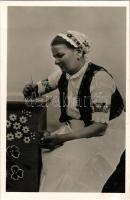 Homokmégy (Kalocsa), Peák Erzsébet pingálóasszony. Gábor L. felvétele (EB)