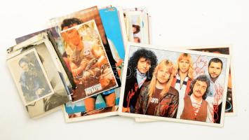 40 db színészeket, zenészeket, stb. ábrázoló fotó és nyomtatvány, gyűjtőkép, vegyes méretben és állapotban