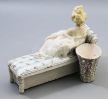 cca 1900 Schauer Vienna Faiance rekamién könyöklő hölgy macskával. Mázas és biszkvit fajansz, hölgy ...