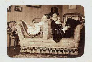 cca 1910, 2 férfi színész a kanapén, fotólap.