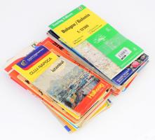 23 db külföldi várostérkép: Bologna, Cambridge, Kolozsvár (Cluj-Napoca), Nagyvárad (Oradea), Isztambul, stb. Vegyes állapotban.