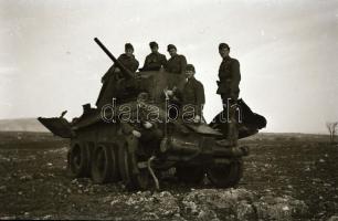 cca 1942 Magyar katonák kilőtt harckocsin, 2 db fotónegatív, 6×9 cm