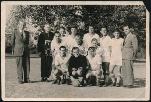 1950 Az FTC bajnok futballcsapata, pecsételt, feliratozott fotó a Hetényi-Pobuda műteremből, sarokhiánnyal, saroktöréssel, 12×18 cm