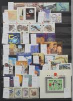 Szép színes tartalmas vegyes külföldi modern anyag 32 lapos A4 berakóban sok tengerentúlival, benne ...