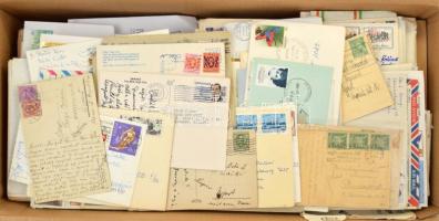 Kb 1.000 db vegyes külföldi levél, levelezőlap, díjjegyes kb az 1920-2010 közötti évekből, közte magyar is