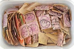 Angol gyarmatok 1-2 ezer Viktória fejes 1900 előtti bélyeges kis dobozban ömlesztve