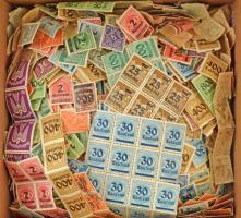 Deutches Reich néhány ezer db inflációs bélyeg, közte összefüggések is, barna dobozban