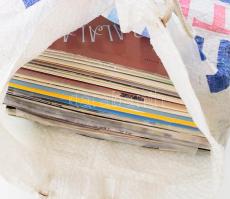 Kb. 40-45 db bakelit lemez, különféle műfajban (komolyzene, népzene, cigányzene, stb.), vegyes állapotban