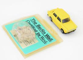 Trabant makett autó + Berlini fal egy darabja, tanúsítvánnyal.