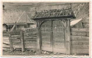 Székelyföld, Secuimea, Tinutul Secuiesc; Casa la Tara / vidéki ház székelykapuval, erdélyi folklor / Transylvanian folklore, carved wood gate. photo