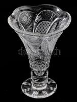 Ólomkristály talpas kehelyváza, hántolt és csiszolt mintával, hibátlan, m: 21 cm