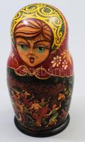 Orosz nagyméretű matrjoska baba szett, kézzel festett mese jelenetekkel, festett fa, 7 darabos, jelzett kis kopással, m: 18 cm alatt.