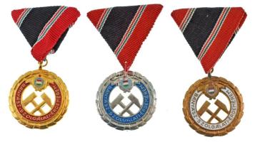 1957. "Bányász Szolgálati Érdemérem" arany, ezüst és bronz fokozata bronz kitüntetés mellszalagon (3xklf) az arany és az ezüst fokozat műgyantás, a bronz fokozat zománcozott T:AU
