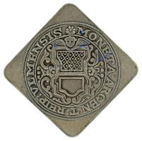 Német Államok / Ulm 1704. Gulden fém utánveret, eredeti tokban, német nyelvű tájékoztatóval (26x26mm) T:UNC German States / Ulm 1704. Gulden restrike in original case and german language information sheet (26x26mm) C:UNC