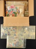 Átnézetlen magyar tétel pergamen zacskókban, főleg a 10-es 20-as évekből, kis dobozban , jó böngészős anyag!