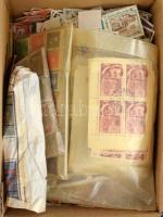 Magyar bélyegek ömlesztve kis karton dobozban, benne négyestömbök kis pergamen zacskóban illetve néhány bündli