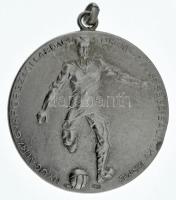 1938. "Nyugatmagyarországi Labdarúgók Alszövetségének Bajnoki Érme / 1937/38 - I. díj" részben zománcozott, jelzett Ag díjérem füllel, mellszalag nélkül, "BGY" gyártói jellel (40mm/0.900/36,89g). A Nyugati alszövetség I. osztályú bajnokságát a Tatabányai SC nyerte meg. Az 1937-1938-as szezonban még területi alapon szerepeltek az NB I. alatt induló csapatok. A Bányász az országos szinten másodosztálynak számító Nyugati alszövetség I. osztályában szerepelt, melyet története során már nyolcadszor nyert meg, kettő ponttal megelőzve a Soproni FAC (SFAC) csapatát. A Nyugat bajnokaként a Bányász elindulhatott az Országos Vidéki Bajnokság egyenes kieséses rendszerében, amelynek győztese feljutott az NB I-be. A kék-fehérek a negyeddöntőben a Mezőtúrt ejtették ki 4-2-es összesítéssel, az elődöntőben pedig az akkor még vidéki településnek számító Rákoskeresztúr csapatát győzték le. A döntőben az első mérkőzést a Tatabánya 1-0-ra megnyerte a Salgótarján SE ellen (ami nem tévesztendő össze az SBTC-vel), ám a visszavágót 3-1-re a tarjániak nyerték, így ők jutottak fel az élvonalba. Azonban a Tatabánya is vigasztalódhatott: a következő szezontól az NB I. alatt bevezették a B-osztályt Keleti és Nyugati csoportra osztva, ahol a Tatabánya (és a SFAC) is indulhatott. A Nyugati alszövetség I. osztálya ettől az idénytől a harmadik ligának számított. A Tatabánya egyébként a Nyugati alszövetség meghatározó csapatának számított ezekben az időkben, 1938-ig lejátszott 23 idényéből 18 alkalommal is érmet szerzett. Az élvonalba viszont csak 1948-ban jutott fel először a csapat, s egy idény után búcsúzott is. 1956 és 1992 között viszont folyamatosan az NB I-ben szerepelt a Bányász, többször kijutott a nemzetközi porondra is, ahol több neves csapatot is legyőzött, mint pl. a Real Madrid, az Ajax, a Kaiserslautern, a Dinamo Zagreb, a Bologna, vagy a Stuttgart. Ám a 92-es kiesés után már csak két rövid időszakot töltöttek el a legjobbak között: 1999-2001 között kettő, illetve 2005-2008 között három szezont. Jelenleg az NB III-ban szerepelnek. T:AU / 1938. "Nyugatmagyarországi Labdarúgók Alszövetségének Bajnoki Érme / 1937/38 - I. díj (Championship Medal of the West Hungarian Football Association / 1937/38 - 1st prize)" partially enameled, hallmarked Ag award medal with ear, without ribbon, with "BGY" maker's mark (40mm/0.900/36,89g). The 1st class championship of the West Hungarian Football Association was won by Tatabányai SC. In the 1937-1938 season, teams competing under NB I were still playing on a regional basis. Bányász played in the 1st division of the Western Sub-Association, which was considered the second division at the national level, and won it for the eighth time in its history, two points ahead of the Soproni FAC (SFAC). As the champion of the West, Bányász could participate in the straight-elimination system of the National Countryside Championship, the winner of which advanced to NB I. The blue-whites eliminated Mezőtúr in the quarter-finals with a 4-2 aggregate score, and in the semi-finals they defeated the team from Rákoskeresztúr, which was still considered a rural settlement at the time. In the final, Tatabánya won the first match 1-0 against Salgótarján SE (not to be confused with SBTC), but the SSE won the second match 3-1, thus advancing to the top division. However, Tatabánya could also take solace: from the following season, the B-division was introduced under the NB I., divided into Eastern and Western groups, in which Tatabánya (and SFAC) also participated. The Western Sub-Association's 1st division was considered the third league from this season. The Tatabánya was considered the dominant team of the Western Sub-Association in those times, won medals 18 times out of the 23 seasons it played until 1938. However, the team only reached the top division for the first time in 1948, and was relegated after one season. Between 1956 and 1992, Bányász played continuously in the NB I, and also made it to the international stage several times, where they defeated several famous teams, such as Real Madrid, Ajax, Kaiserslautern, Dinamo Zagreb, Bologna, or Stuttgart. However, after the relegation in 1992, they only spent two short periods in the 1st division: two seasons between 1999-2001 and three seasons between 2005-2008. They currently play in the 3rd league (NB III). C:AU