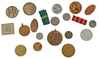 20db-os vegyes magyar és külföldi emlékérem, zseton, sportérem, jelvény tétel, közte "Emlék Mára Gyűd" Al vallási érem, "Szt. György érem" fém emlékérem (24mm) + Fülöp Zoltán (1951-) 1986. "175 éve született Doborjánban Liszt Ferenc - 100 éve nyugszik a Bayreuthi temetőben" Al emlékérem (32mm) T:vegyes