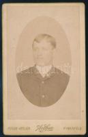 cca 1900 Férfiportré, keményhátú fotó Arthur pinkafői (Pinkafeld) műterméből, 10,5×6,5 cm