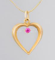 Arany (Au) nyaklánc medállal, 14k, jelzett, rubin berakással, bruttó 2,5g