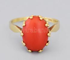 Arany (Au) gyűrű, 14k, korall berakással, m: 57, jelzett, bruttó 3,1g