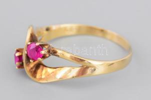 Arany (Au) gyűrű, 14k, 2 rubin berakással, m: 55, jelzett, bruttó 2,5g