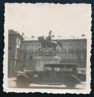 cca 1930 Lovasszobor előtt elhaladó automobil, fotó, 6x6 cm