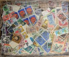 Nagy doboz áztatott vegyes külföldi bélyeg