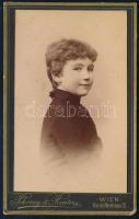 cca 1870 Czullik Betti a Liechtenstein hercegi kertek igazgatója lányának portréja, keményhátú fotó Pokorny &amp; Reuter bécsi műterméből, 10,5×6,5 cm