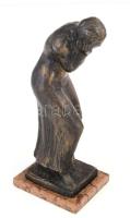 Szabó Iván (1913-1998): Zokogó nő. Patinázott bronz, talapzaton, jelzett, m: 39 cm