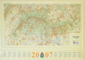 Mátra 3D-s domborzati térképe, 1:65.000, az alján 2007-es naptárral, [Bp.], HM Térképészeti KHT, naptár nélkül: 45x77 cm, teljes: 55x77 cm.