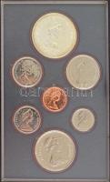 Kanada 1977. 1c-1$ (6xklf) forgalmi sor eredeti dísztokban, benne 1$ Ag "Ezüstjubileum" T:BU patina Canada 1977. 1 Cent - 1 Dollar (6xdiff) coin set in original decorative case, within 1$ Ag "Silver Jubilee" C:BU patina