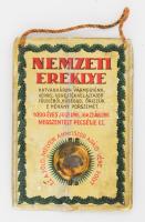 cca 1920 Nemzeti Ereklye Bizottság: "Ércbulla" Nagy-Magyarország vármegyéiből származó földet tartalmazó rézszelencével. "NEMZETI EREKLYE - HATVANHÁROM VÁRMEGYÉNK VÉRREL, VEREJTÉKKEL ÁZTATOTT FÖLDJÉBŐL, HŰSÉGGEL ŐRIZZÜK E NÉHÁNY PORSZEMET. - 100 ÉVES JUSSUNK, IGAZSÁGUNK MEGSZENTELT PECSÉTJE EZ. - EZ A FÖLD, MELYEN ANNYISZOR APÁID VÉRE FOLYT." 7x10 cm