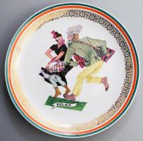 Wałbrzych dísztányér, polkát táncoló pár díszítésével, jelzett, d: 24,5 cm