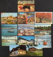 Kb. 1140 db MODERN külföldi színes város képeslap, kevés fekete-fehér, főleg Európa, de de Európán kívüli lapok is, kis dobozban (1950-2000) / Cca. 1140 modern foreign coloured and black and white town postcards in a small box. mainly Europe