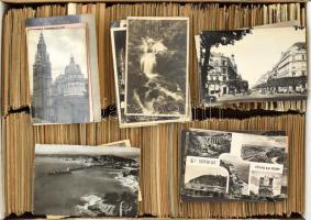 FRANCIAORSZÁG - Kb. 2400 db főleg RÉGI francia képeslap dobozban, vegyes minőség / FRANCE - Cca. 2400 mostly pre-1940 French postcards in a box, mixed quality