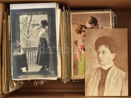 Kb. 500 db RÉGI romantikus zsáner képeslap egy dobozban, vegyes minőség / Cca. 500 pre-1945 romantic motive postcards in a box, mixed quality