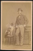 cca 1875 Kalapos úr sétapálcával, kutyával, vizitkártya Divald Károly eperjesi műterméből, alja vágott, 10x6,5 cm