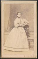 cca 1870 Elegáns hölgy egészalakos portréja, vizitkártya Schäffer és Réty pesti/mehádiai műterméből (,,Pesten, harminczad utca 1-ő szm. és Mehadiai fürdőhely"), 10x6,5 cm