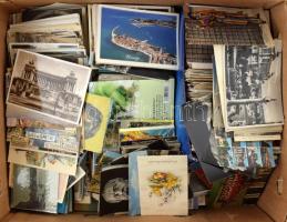 Több száz MODERN vegyes képeslap és régi Olaszország város képeslapok egy banános dobozban / hundreds of mixed MODERN postcards and old Italy town postcards in a banana box