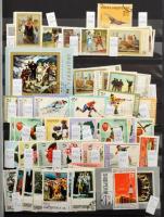 Albánia kissé szétesett gyűjtemény 16 lapos A4-es berakóban, sok bélyeggel