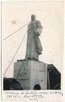 1940 Szatmárnémeti, Satu Mare; Dr. Vasile Lucaciu szobor ledöntése, bevonulás, hátoldalán aláírásokkal / entry of the Hungarian troops, destroying the statue of Vasile Lucaciu, with signatures on the background. photo + "1940 Szatmárnémeti visszatért" So. Stpl (fl)