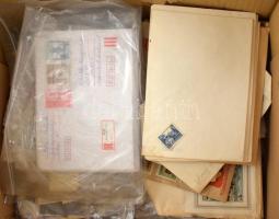 Hullámkarton doboz benne ragjegyek berakóban és áztatni való, bélyeg kivágások, stb, átnézetlen anya...