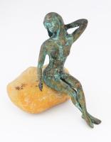 Taubert László (1966): Kövön ülő akt. Bronz, kő. 16x17 cm, j. n.