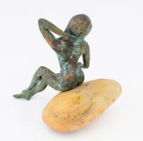 Taubert László (1966): Kövön ülő akt. Bronz, kő. 16x17 cm, j. n