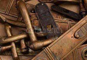 Art nouveau 19 darabos bronz ajtókilincs, ablakkilincs szett, h: 28 cm alatt